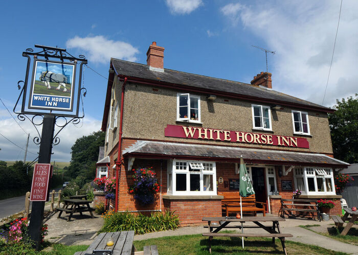 White_Horse_Litton_Cheney.jpg