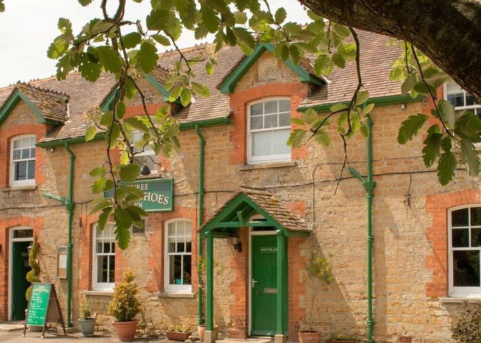 Three Horseshoes front